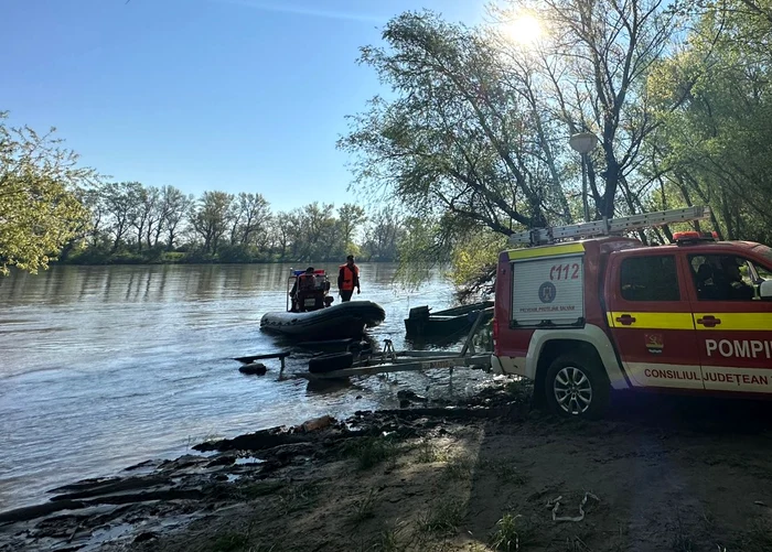 Pompierii au scos trupul din apă. FOTO: arhivă ISU