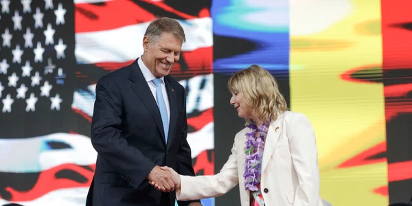 Președintele Klaus Iohannis, premierul Marcel Ciolacu și ambasadorul SUA în România, Kathleen Kavalec, participă la recepția oferită de Ambasada Statelor Unite ale Americii cu ocazia celei de-a 247-a aniversări a Zilei Independenței, în București. FO