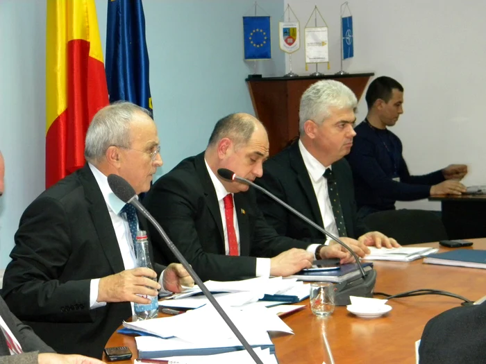 Mircea Cosma (plan apropiat), prefectul Marius Sersea (mijloc), Sebastian Danielescu. FOTO: Dana Mihai