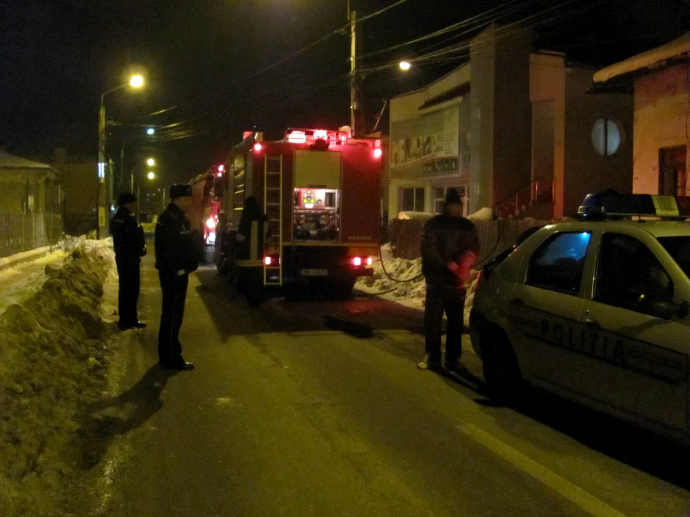 Pompierii au reuşit să stingă incendiul în mai puţin de jumătate de oră FOTO:adevarul