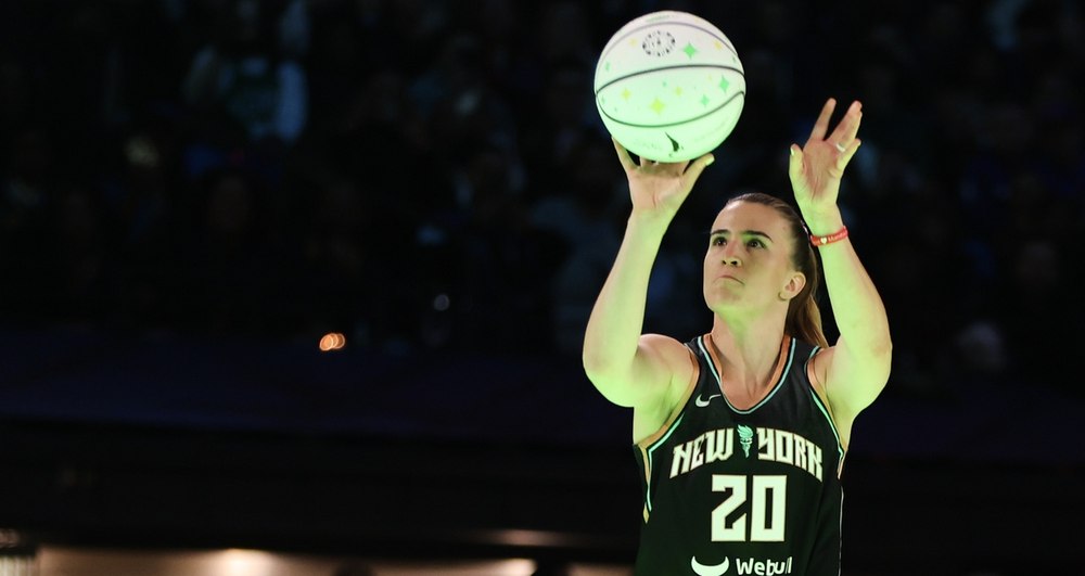 Sabrina Ionescu a ridicat sala în picioare! A câștigat concursul starurilor din baschetul american, la aruncările de trei puncte