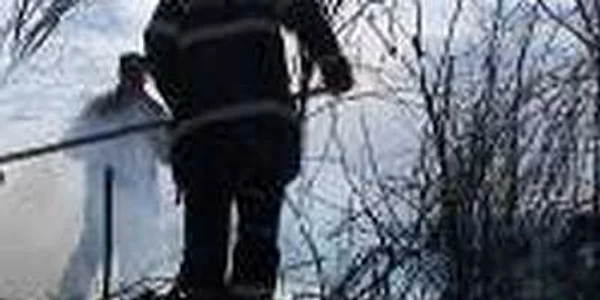 Reşiţa: Pompierii au străbătut aproape 30 de kilometri pentru a stinge un gard