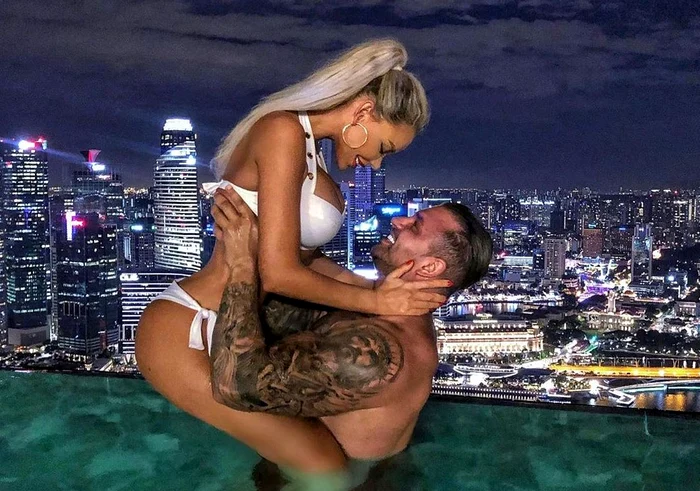 Bianca Drăguşanu şi Alex Bodi în celebra piscină Infinity din Singapore