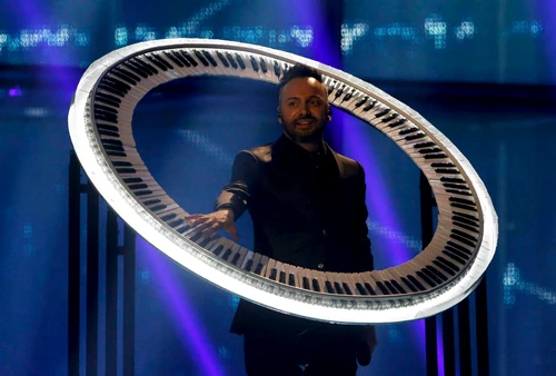 Ovi, alături de echipa sa, a compus şi produs piesa "Miracle"