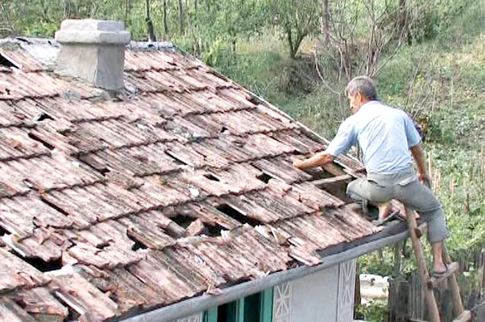Câţiva localnici s-au apucat să-şi repare singuri acoperişurile