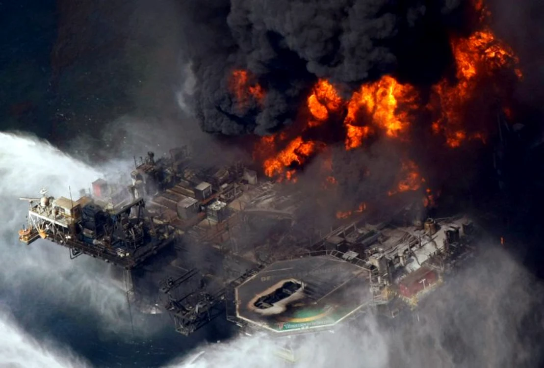 Platforma petrolieră Deepwater Horizon a companiei British Petroleum a explodat în Golful Mexic, 21 aprilie (Foto: AP Photo / Gerald Herbert)