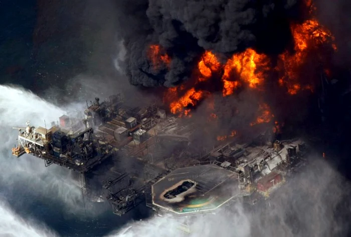 Platforma petrolieră Deepwater Horizon a companiei British Petroleum a explodat în Golful Mexic, 21 aprilie (Foto: AP Photo / Gerald Herbert)