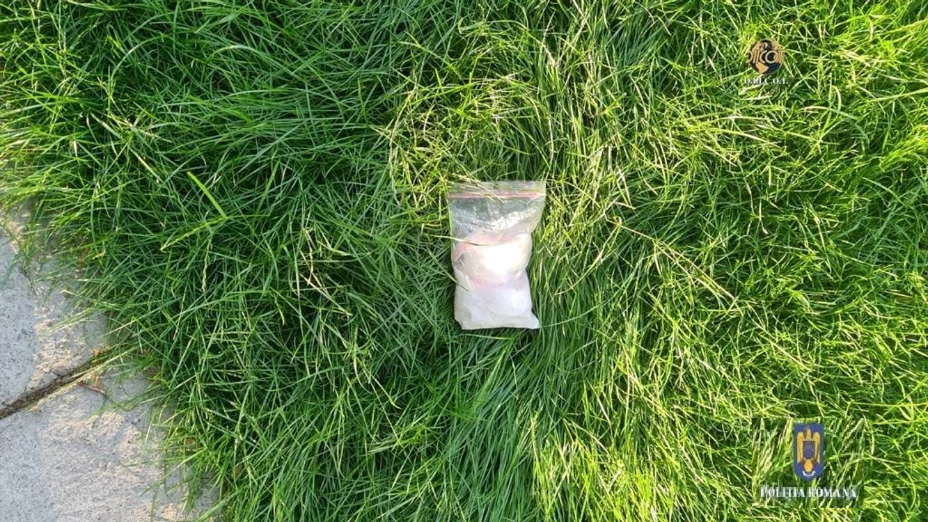 Substanțe cu efect psihoactiv găsite asupra unui traficant de droguri din Vâlcea Sursă IPJ Vâlcea