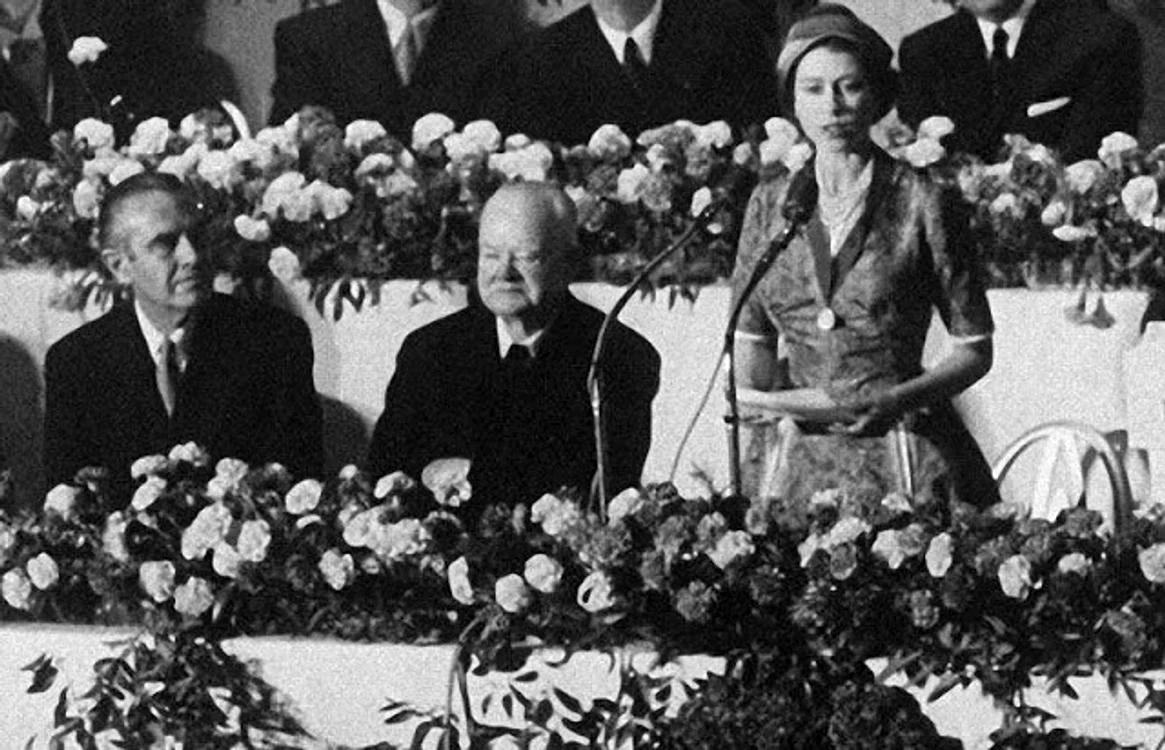 Regina l-a întâlnit pe fostul președinte Herbert Hoover în octombrie 1957, la mai bine de douăzeci de ani după ce acesta a părăsit Casa Albă