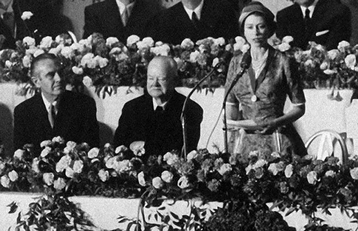 Regina l-a întâlnit pe fostul președinte Herbert Hoover în octombrie 1957, la mai bine de douăzeci de ani după ce acesta a părăsit Casa Albă