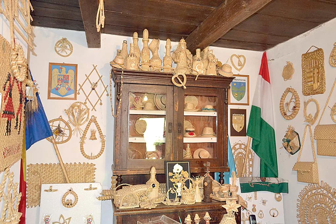 Genţi, decoraţiuni şi  obiecte de bucătărie,  toate împletite din paie