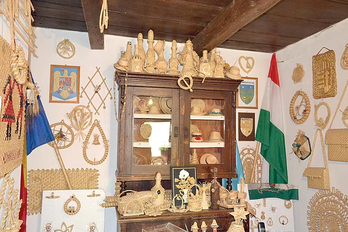 Genţi, decoraţiuni şi obiecte de bucătărie, toate împletite din paie
