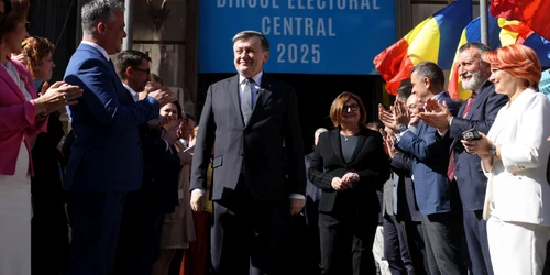Crin Antonescu, candidat la alegerile prezidențiale, depune dosarul de candidatură și lista de semnături la sediul Biroului Electoral, în București. FOTO Inquam Photos / George Călin
