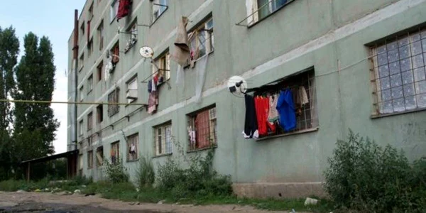 Căminul de pe strada Rafinorilor a fost devastat de locatari. Foto arhivă Adevărul Ploiești
