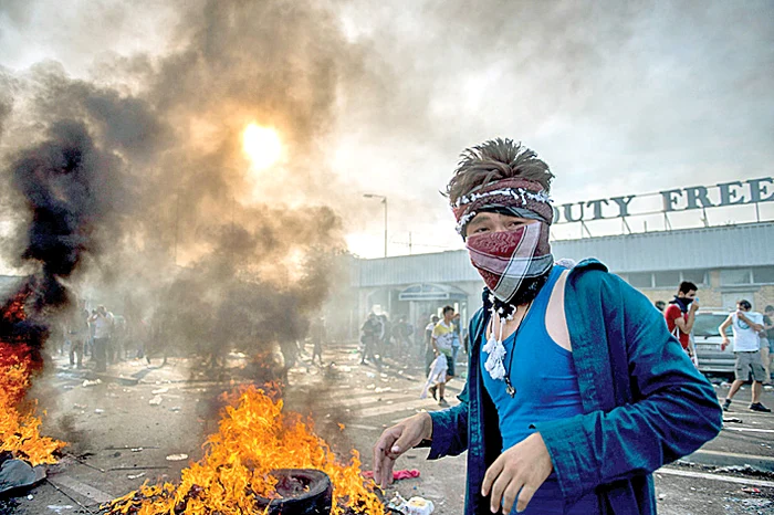 Au incendiat  cauciucuri la  graniţa cu Serbia