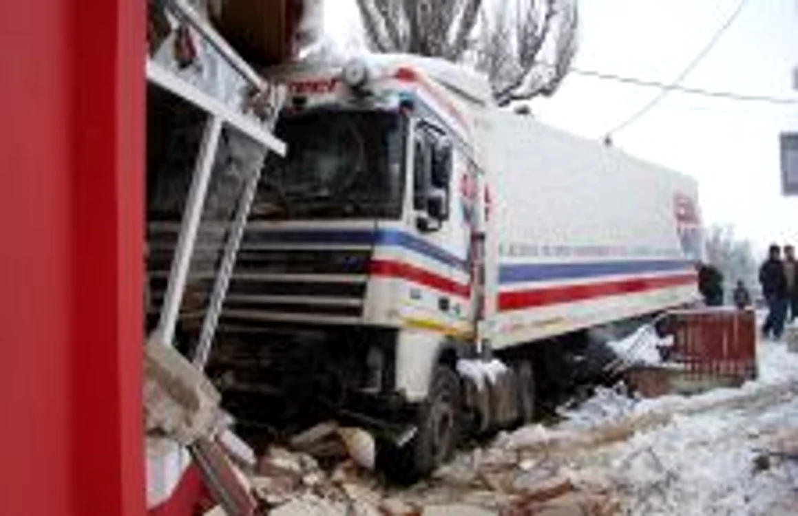 Autotrenul a lovit muzeul din Călugăreni luni seara