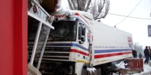 Autotrenul a lovit muzeul din Călugăreni luni seara