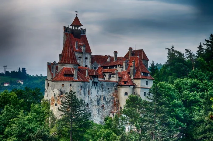 Castelul Bran este un monument istoric și arhitectonic, situat în Pasul Bran-Rucăr, la 30 de kilometri de Brașov