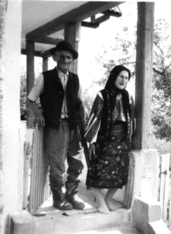 Elisabeta și Gheorghe Rizea, în anii '90, în fața casei din Nucșoara SURSA Asociația E.R.