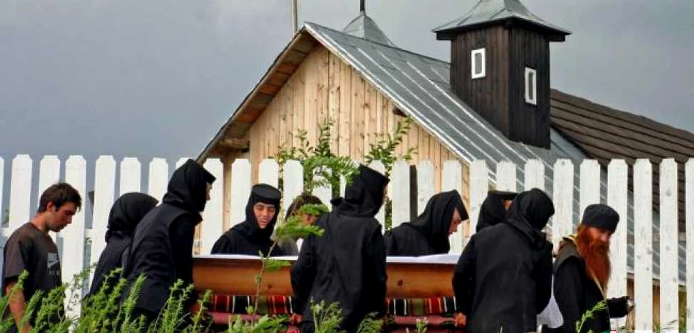 Irina Cornici a murit la 15 iunie 2005, la vârsta de 23 de ani. Preotul Daniel Corogeanu, care o exorcizase de duhuri rele, a oficiat slujba de înmormântare, huiduit de unii, protejat de alţii