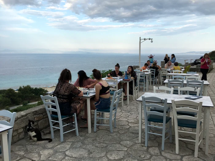 La terase au voie maximum 6 persoane la aceeași masă 