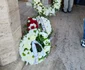 Au fost aduse mai multe coroane și flori, majoritatea albe