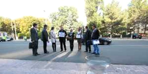 Prima şedinţă de legislatura a III-a a Parlamentul Tinerilor a început cu proteste