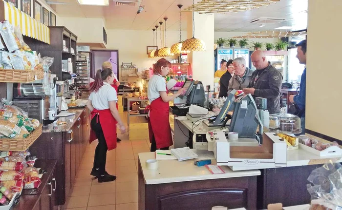 Magazinul de la poarta fabricii, plin cu bunătăţi