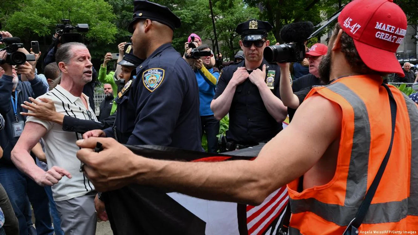 Susţinători ai lui Donald Trump în faţa judecătoriei din New York