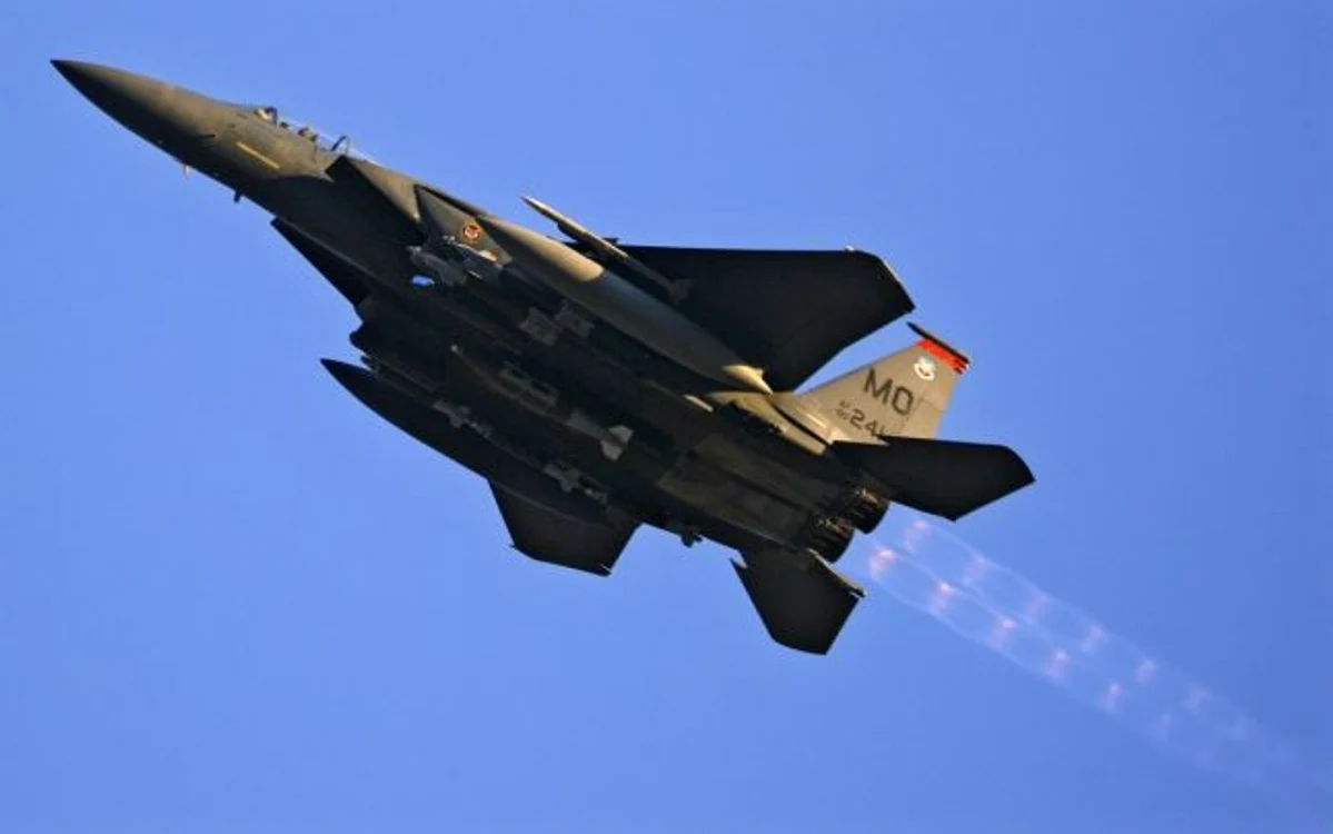 
    Kievul presupune că s-a tras de pe teritoriul Rusiei asupra avionului militarFoto Adevărul  