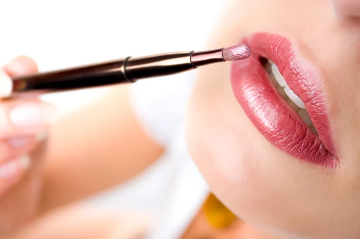 Rujul te face să arăţi mai frumoasă, mai îngrijită şi pune în valoare buzele