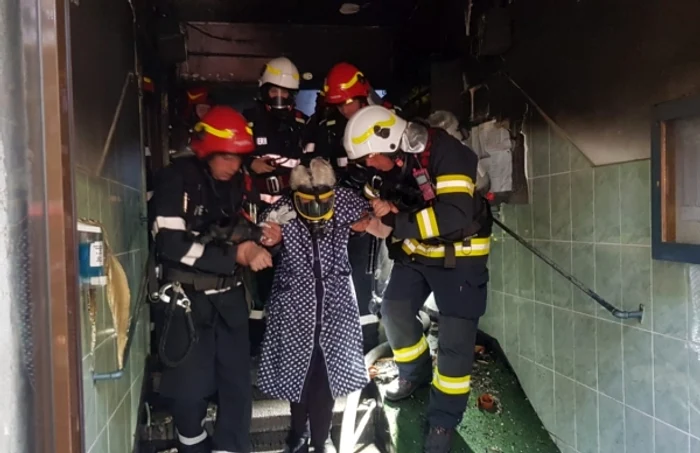 Şase locatari au fost evacuaţi de pompierii militari FOTO IGSU