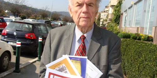 Costea Marinoiu, batranul librar al judetului, spune ca Paunescu are origini in Valcea