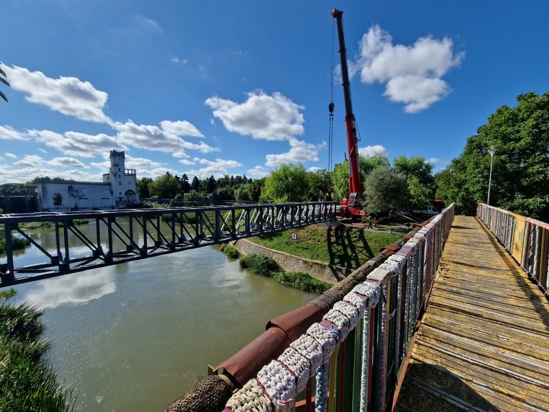 A început montarea unui nou pod în Timișoara. Pasarela pietonală peste Bega este în zona Uzinei de Apă FOTO