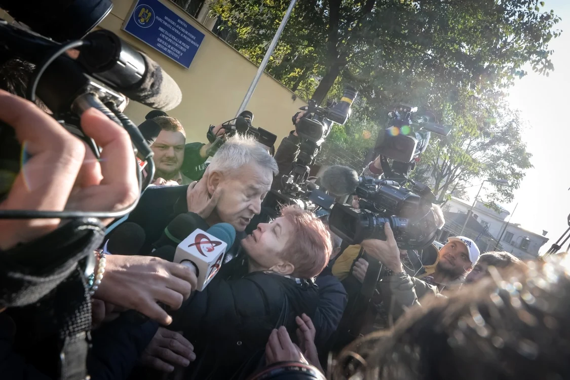 Primarul suspendat al Capitalei, Sorin Oprescu este sărutat pe obraz de o femeie, după eliberarea sa din Arestul Capitalei, joi, 29 octombrie 2015. Sorin Oprescu a fost eliberat din arest preventiv după aproape două luni, fiind plasat în arest la domiciliu. FOTO MEDIAFAX