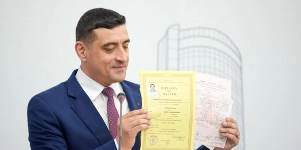 George Simion și-a prezentat diplomele FOTO Mediafax 