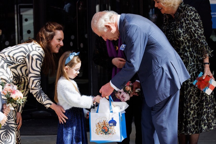 Regele Charles al III-lea revine la îndatoririle publice. A făcut o vizită la un centru de tratare a cancerului VIDEO