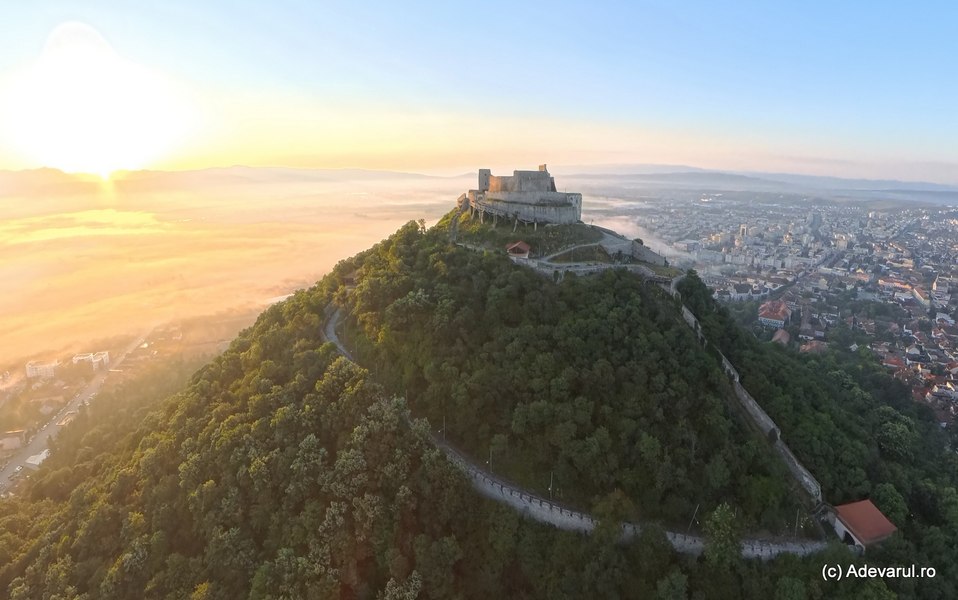 Cetățile medievale, între restaurări spectaculoase și controverse. „Castelul din Carpați” printre puținele fortărețe neatinse de secole
