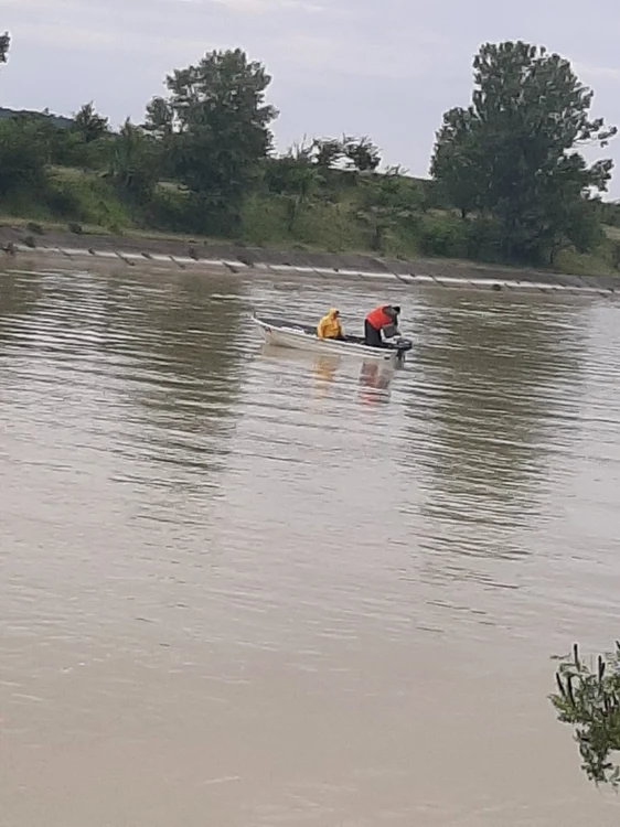 Echipajele de scafandri caută în Olt un vâlcean plecat la pescuit Foto Adevărul