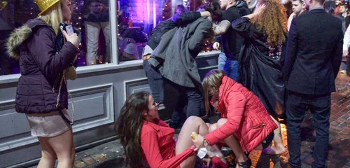 Beţie şi violenţe pe străzile din Birmingham Anglia de Anul Nou 2018 EMBARGO pe 1 ianuarie 2018 PANA LA 12.00 NOAPTEA FOTO Photoland / Caters News