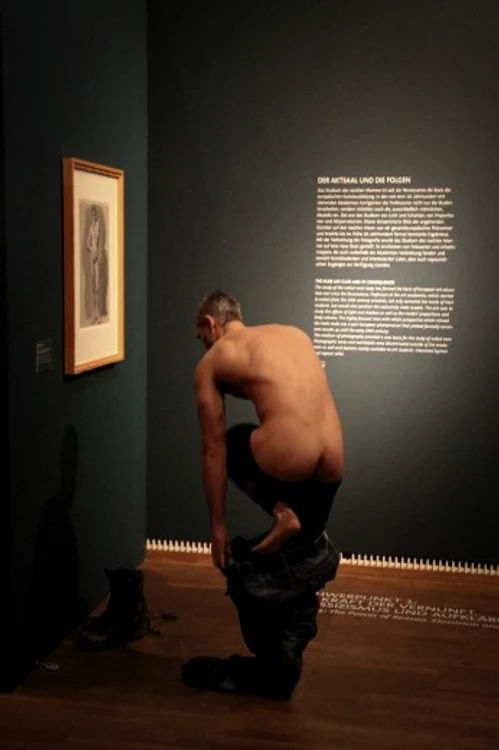 barbat gol muzeu, exhibitionist Viena, expozitia Nude Man