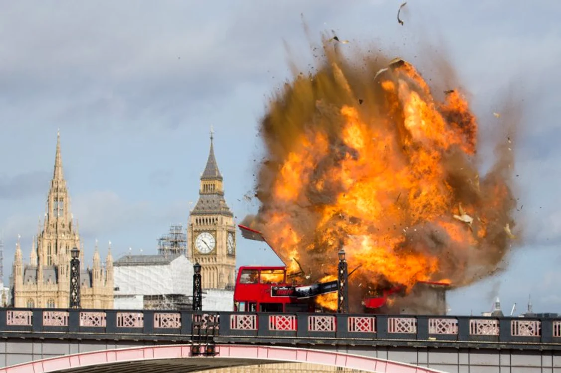 
    Autobuzul a explodat duminică dimineaţă pe Podul Lambeth din Londra, în apropierea Palatului ParlamentuluiFoto: Wenn  