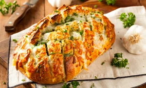 Paine cu usturoi  Sursa foto shutterstock 372151882 jpg