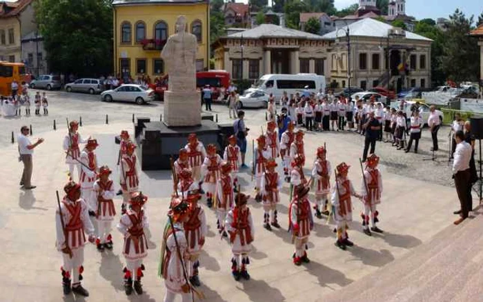 Căluşarii, demonstraţie de joc şi voie-bună în faţa sediului Primăriei Slatina (FOTO: Mugurel Manea)