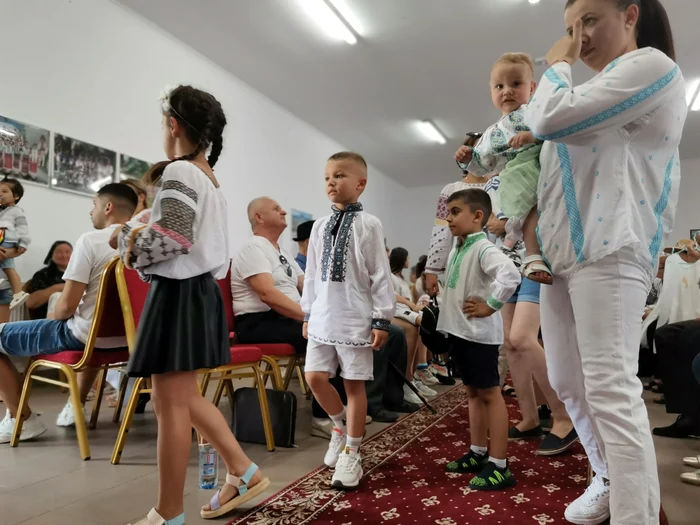 Tinerele care au învățat să coasă pe când erau copii astăzi cos pentru copiii lor FOTO: A.M.