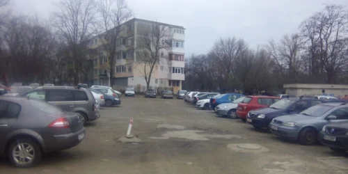 Parcarea improvizată de la CNMK FOTO Arhiva Adevărul