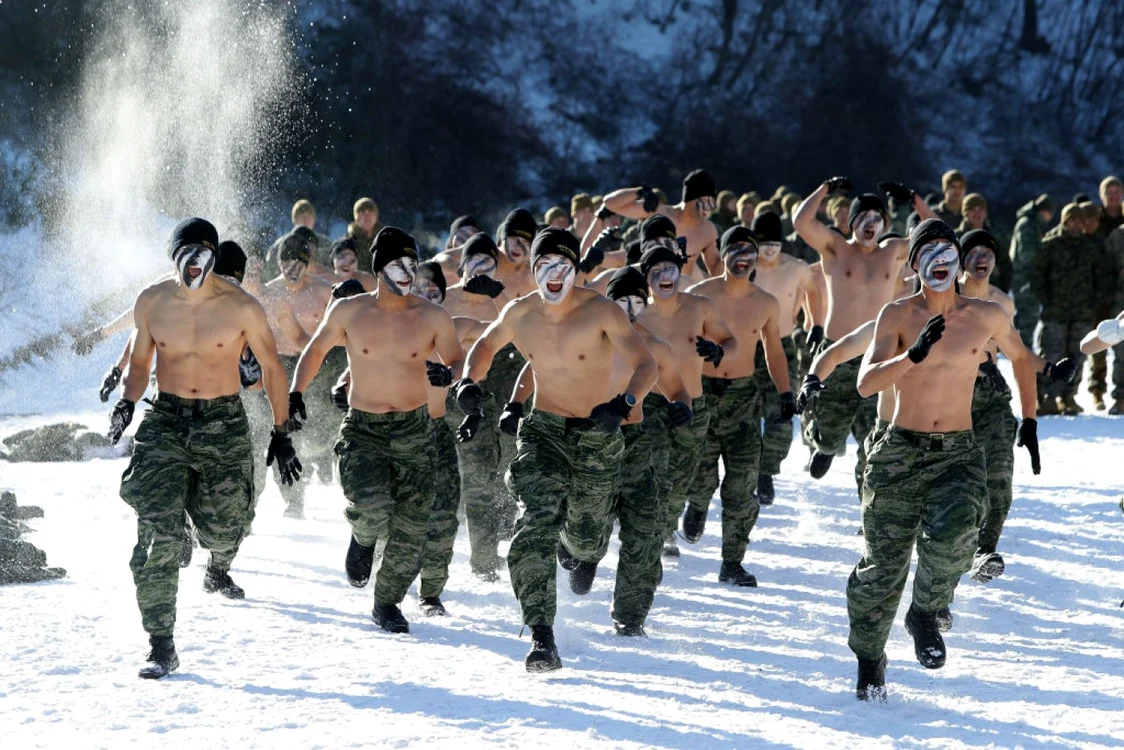 Puşcaşi marini americani de la baza din Okinawa în cursul unor exerciţii pe timp de iarnă FOTO Guliver/ Getty Images/ Chung Sung-jun