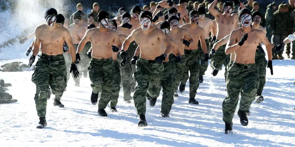 Puşcaşi marini americani de la baza din Okinawa Japonia partcipă la exerciţiile militare de iarnă commune cu soldaţii sud-coreeni în Pyeongchang-gun Coreea de Sud FOTO Guliver / Getty Images / Chung Sung-Jun