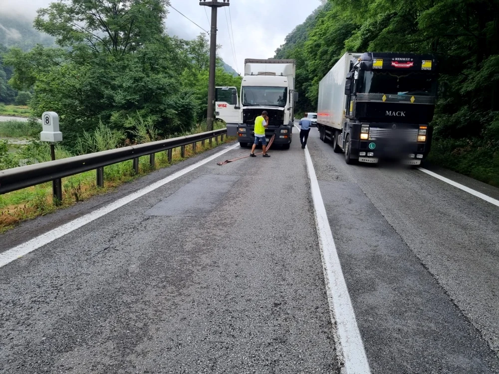 TIR în pană de aer pe Valea Oltului - DN7 - E81 - Câineni judeţul Vâlcea Foto Adevărul