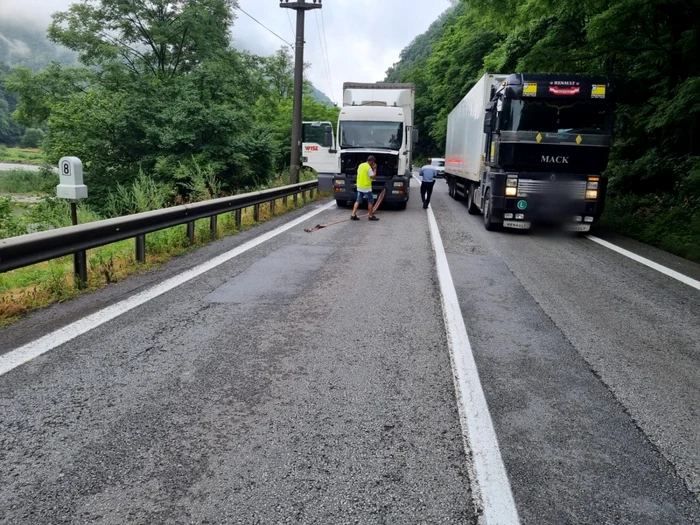 TIR în pană de aer pe Valea Oltului - DN7 - E81 - Câineni judeţul Vâlcea Foto Adevărul